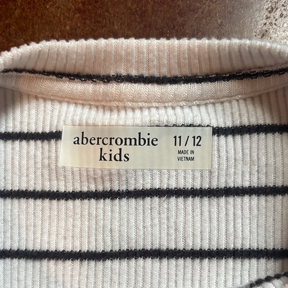 Abercrombie Kids Black and White Striped Sweater size 11/12 - Picture 3 of 4